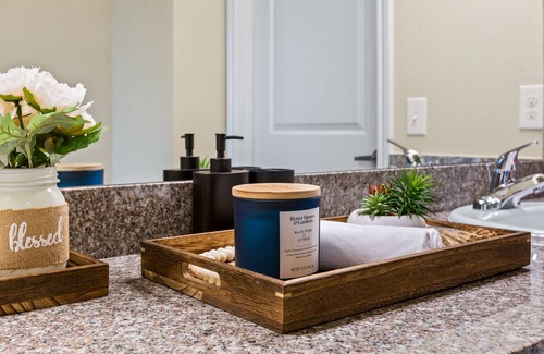 Lazybrook/Timbergrove Apartment | Stylish 2br Retreat 10 Min from DT w/ Pool & BBQ!