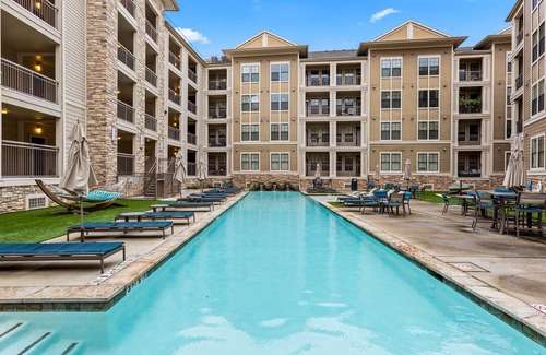Lazybrook/Timbergrove Apartment | Stylish 2br Retreat 10 Min from DT w/ Pool & BBQ!