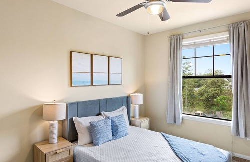 Lazybrook/Timbergrove Apartment | Stylish 2br Retreat 10 Min from DT w/ Pool & BBQ!