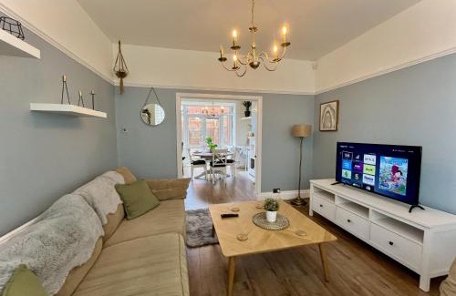 Prestwich House | Stylish 3-bed home in Prestwich with free parking