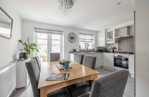 Langley Marish House | Stylish 3-Bed House in Langley | Driveway Parking!