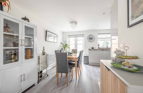 Langley Marish House | Stylish 3-Bed House in Langley | Driveway Parking!