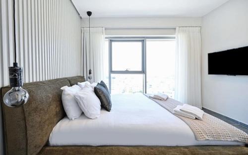 Tel Aviv Apartment | Stylish 3 Bedroom Apartment With Balcony By Vacay