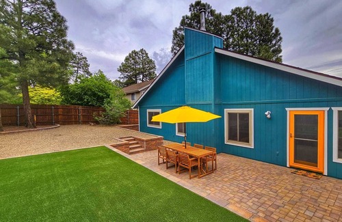 Swiss Manor House | Stylish 3BD Retreat - BBQ Grill & Fire Pit - Mins to Downtown Flagstaff