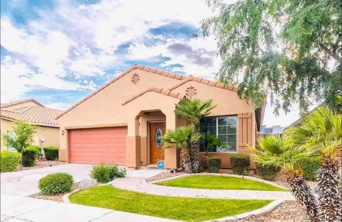 Glendale House | Stylish 3BR/2BA in Gated Community-Walk to Westgate Entertainment District!