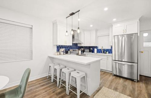 Wychwood Apartment | Stylish 3BR Urban Retreat near Christie Sleeps 6