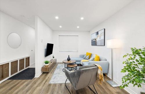 Wychwood Apartment | Stylish 3BR Urban Retreat near Christie Sleeps 6