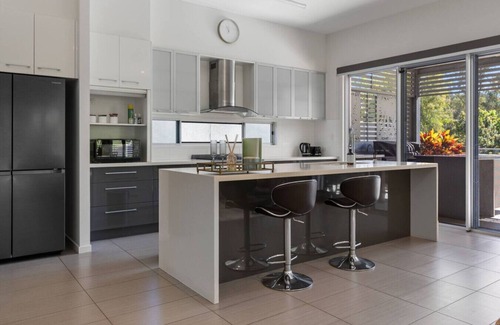 Mount Ommaney House | Stylish 4BR Home w/BBQ & Media Room in Mt Ommaney