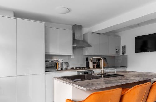 Cheadle House | Stylish 5-Bed Home with Driveway and Garden