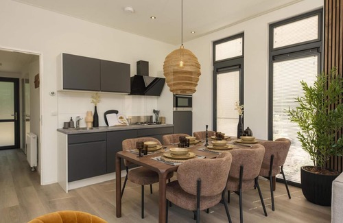 Lieren House | Stylish 6-person home with three bedrooms, a modern kitchen, air conditioning, a cozy outdoor space with a luxury pergola, private hot tub, and a lounge area with an outdoor fireplace. Enjoy comfort and nature in the Veluwe.