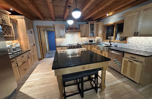 Montague Cabin | Stylish Adult Log Cabin Retreat with pool, generator, multiple fireplaces