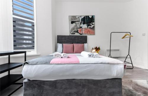 Wandsworth Apartment | Stylish and Convenient 2BD Flat w/Outdoor Space