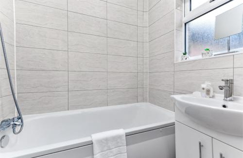 Wandsworth Apartment | Stylish and Convenient 2BD Flat w/Outdoor Space