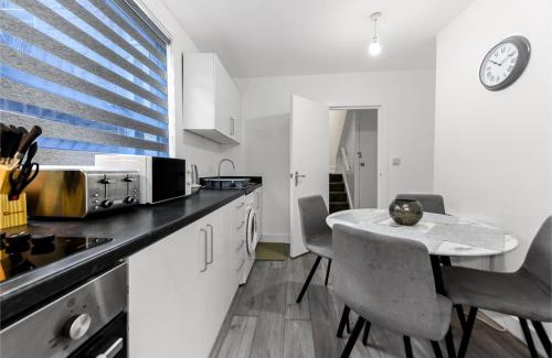 Wandsworth Apartment | Stylish and Convenient 2BD Flat w/Outdoor Space