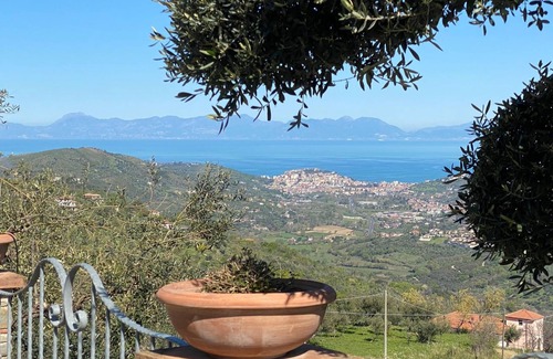 Laureana Cilento House | Stylish and high quality vacation home on the hill of Laureana Cilento with beautiful sea view.