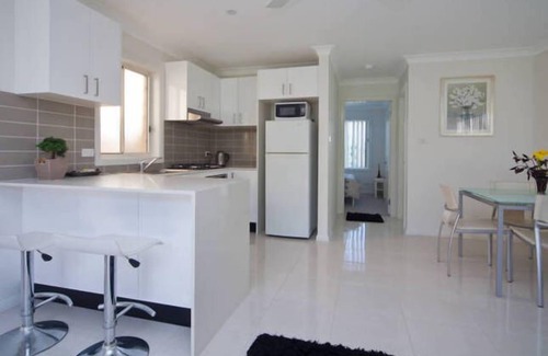Warriewood House | Stylish and new guesthouse "Lakeview" Warriewood - Mona Vale