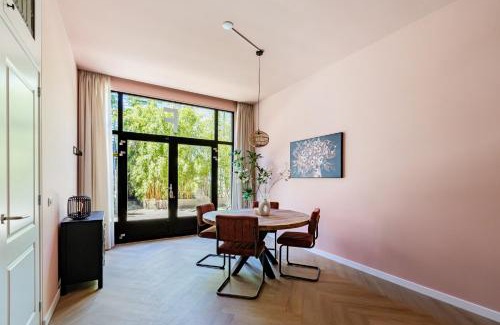 Weesperzijde Apartment | Stylish apartment next to the Amstel river- Unit F