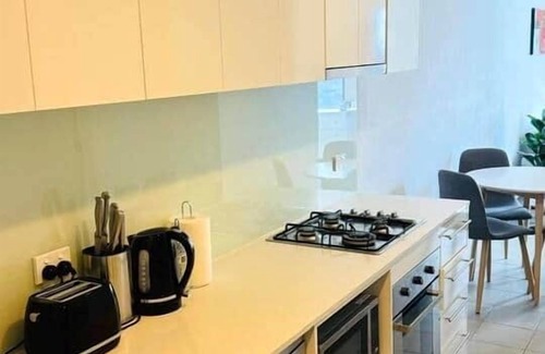 Melbourne Apartment | Stylish Apartment with city view. Free parking.