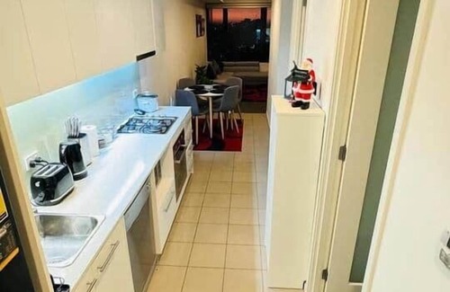 Melbourne Apartment | Stylish Apartment with city view. Free parking.