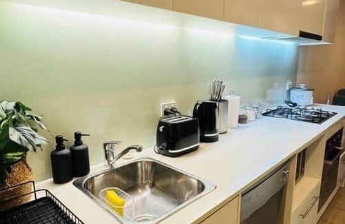 Melbourne Apartment | Stylish Apartment with city view. Free parking.