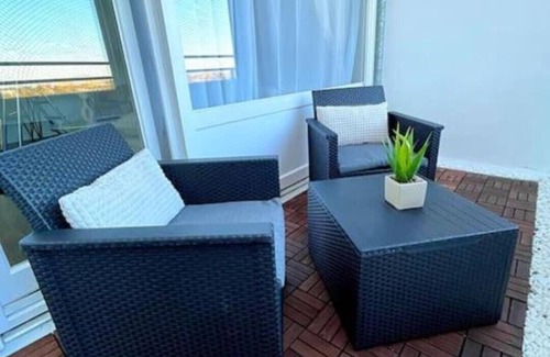 List Condo | Stylish apartment with balcony, water view and Netflix
