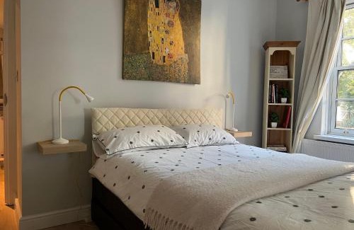 Kidbrooke with Hornfair Apartment | Stylish apt in a 1938 building with parking