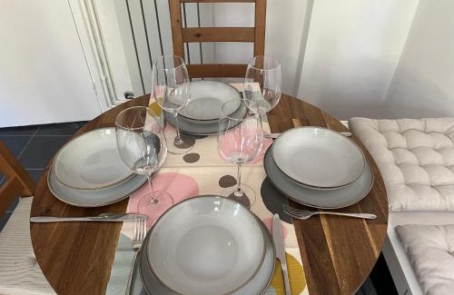 Kidbrooke with Hornfair Apartment | Stylish apt in a 1938 building with parking