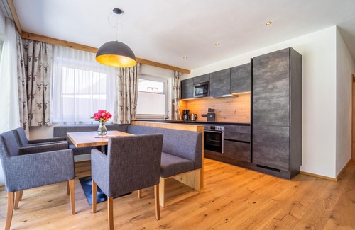 Pettneu am Arlberg Apartment | Stylish apartment with large terrace and views