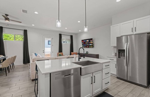 MLK Apartment | Stylish Austin Stay - Spacious Design - Lux Home