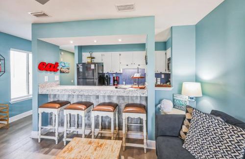Holiday Beach Apartment | Stylish Blue Getaway - Beach Access - Shared Pool