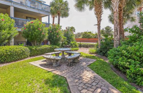 Holiday Beach Apartment | Stylish Blue Getaway - Beach Access - Shared Pool