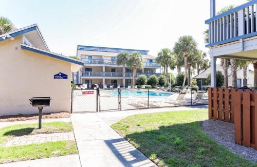 Holiday Beach Apartment | Stylish Blue Getaway - Beach Access - Shared Pool