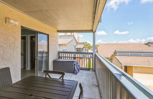 Holiday Beach Apartment | Stylish Blue Getaway - Beach Access - Shared Pool