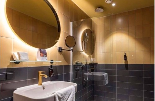 Kralingen-Crooswijk Hotel | Stylish Boutique Hotel Stay Steps from Art, Food, and Historic Rotterdam