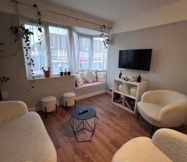London Borough of Bromley Apartment | Stylish BR3 Flat Direct train to LDN Bridge and Waterloo and Charing X