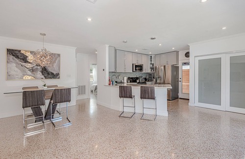 Poinsettia Heights House | Stylish & Bright ~ 5★ Location, Pool, Hot Tub, Pkg