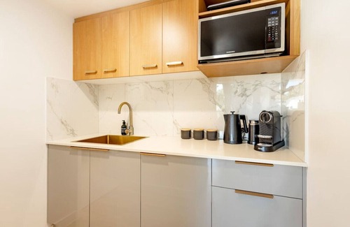 Cairns North Apartment | Stylish Cairns Studio Apartment Esplanade/Hospital