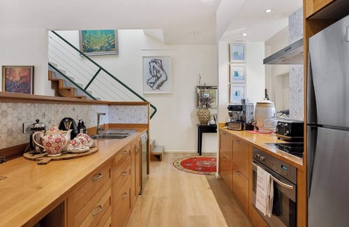 Sullivan's Cove House | Stylish City Townhouse A Block from the Waterfront