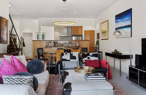 Sullivan's Cove House | Stylish City Townhouse A Block from the Waterfront