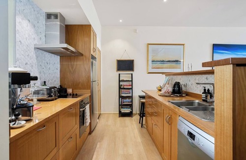 Sullivan's Cove House | Stylish City Townhouse A Block from the Waterfront
