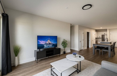Glen Iris Apartment | Stylish Condo | 3 Bedroom + Pool Table