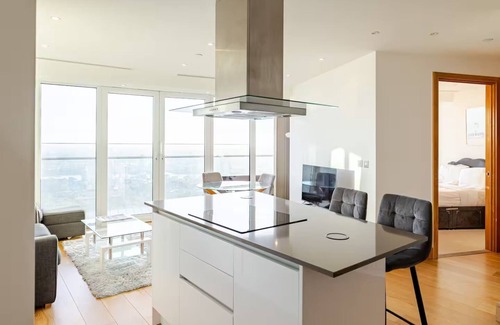 Canary Wharf Apartment | Stylish & Cozy Central London Apartment - Stunning Skyline View