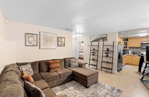 Orlando House | Stylish & Cozy King Bed Retreat @ Baldwin Park