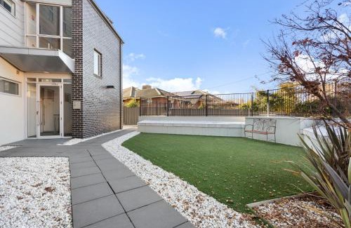 Curtin Apartment | Stylish Curtin Stay with Balcony Views