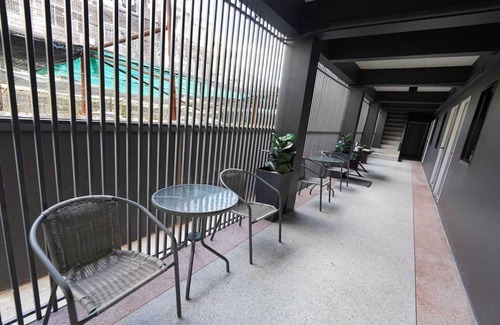 Samsen Nok House | Stylish Double Getaway | Unwind in Huaikwang