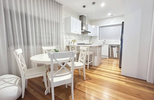 Dandenong House | Stylish Family Home- 3BR in the heart of Dandenong, Just minutes to the station