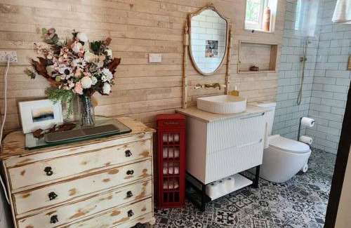 Mays Hill House | Stylish Gallery Sleep 4 , Near Parramatta CBD