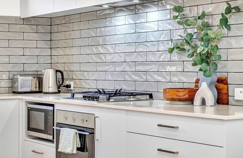 Glenelg East Apartment | Stylish Glenelg Stay with Alfresco and Comfort