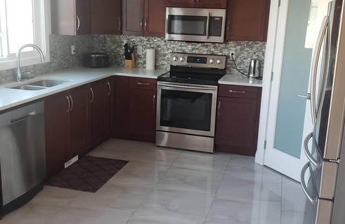 Timberlea House | Stylish Heritage Apt Ideal For Long Stays - 3 BR with Jacuzzi