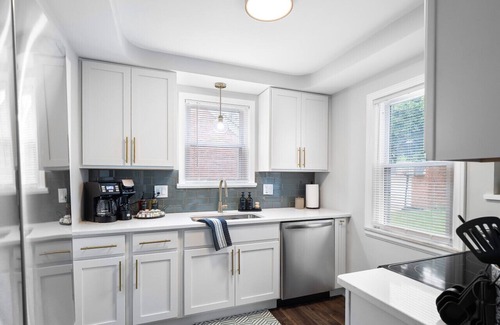 Cleveland Heights Apartment | Stylish Home|Game Room W/Wet Bar|Sleeps 9|Outdoor Space